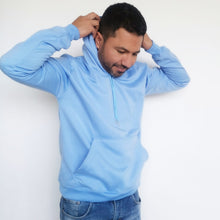 Cargar imagen en el visor de la galería, Buzo unisex con capucha en algodón Azul Celeste – Remate única unidad Talla M