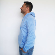 Cargar imagen en el visor de la galería, Buzo unisex con capucha en algodón Azul Celeste – Remate única unidad Talla M