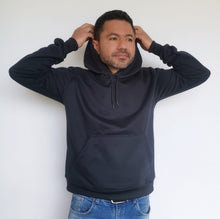 Cargar imagen en el visor de la galería, Buzo unisex con capucha en algodón Negro – Remate únicas unidades