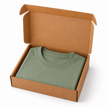 Cargar imagen en el visor de la galería, Camiseta Oversize Unicolor en Tela Burda 240g – Suave, Cómoda y Moderna. Verde Hoja