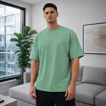 Cargar imagen en el visor de la galería, Camiseta Oversize Unicolor en Tela Burda 240g – Suave, Cómoda y Moderna. Verde Hoja