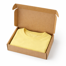 Cargar imagen en el visor de la galería, Camiseta Unicolor Premium en Poliéster Extrasuave – Ajuste Cómodo y Estilo Moderno. Amarillo