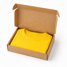 Cargar imagen en el visor de la galería, Camiseta Unicolor Premium en Poliéster Extrasuave – Ajuste Cómodo y Estilo Moderno. Amarillo Bandera