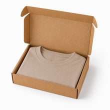 Cargar imagen en el visor de la galería, Camiseta Unicolor Premium en Poliéster Extrasuave – Ajuste Cómodo y Estilo Moderno. Caqui