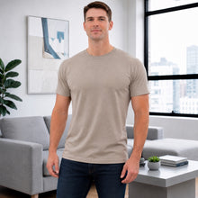 Cargar imagen en el visor de la galería, Camiseta Unicolor Premium en Poliéster Extrasuave – Ajuste Cómodo y Estilo Moderno. Caqui