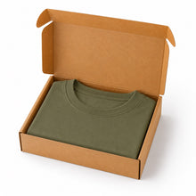 Cargar imagen en el visor de la galería, Camiseta Unicolor Premium en Poliéster Extrasuave – Ajuste Cómodo y Estilo Moderno. Verde Militar