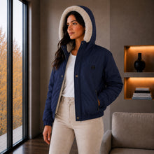 Cargar imagen en el visor de la galería, Chaqueta Corta para Mujer con Interior Ovejero Sintético y Capucha | Referencia Diamante. Azul Oscuro