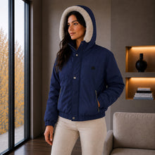 Cargar imagen en el visor de la galería, Chaqueta Corta para Mujer con Interior Ovejero Sintético y Capucha | Referencia Diamante. Azul Oscuro