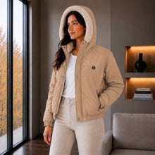 Cargar imagen en el visor de la galería, Chaqueta Corta para Mujer con Interior Ovejero Sintético y Capucha | Referencia Diamante. Beige