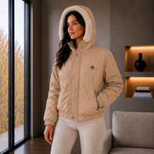 Cargar imagen en el visor de la galería, Chaqueta Corta para Mujer con Interior Ovejero Sintético y Capucha | Referencia Diamante. Beige