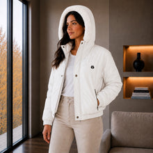 Cargar imagen en el visor de la galería, Chaqueta Corta para Mujer con Interior Ovejero Sintético y Capucha | Referencia Diamante. Blanco