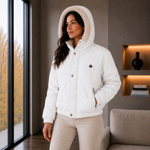 Cargar imagen en el visor de la galería, Chaqueta Corta para Mujer con Interior Ovejero Sintético y Capucha | Referencia Diamante. Blanco