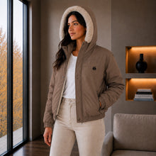 Cargar imagen en el visor de la galería, Chaqueta Corta para Mujer con Interior Ovejero Sintético y Capucha | Referencia Diamante. Café