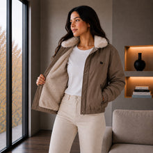 Cargar imagen en el visor de la galería, Chaqueta Corta para Mujer con Interior Ovejero Sintético y Capucha | Referencia Diamante. Café