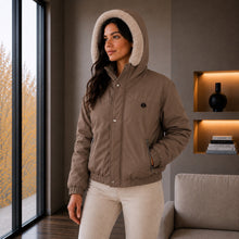 Cargar imagen en el visor de la galería, Chaqueta Corta para Mujer con Interior Ovejero Sintético y Capucha | Referencia Diamante. Café