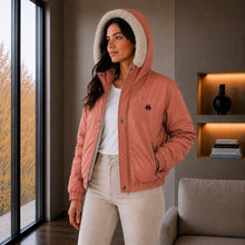 Cargar imagen en el visor de la galería, Chaqueta Corta para Mujer con Interior Ovejero Sintético y Capucha | Referencia Diamante. Canela