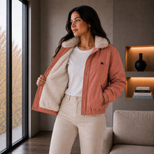 Cargar imagen en el visor de la galería, Chaqueta Corta para Mujer con Interior Ovejero Sintético y Capucha | Referencia Diamante. Canela