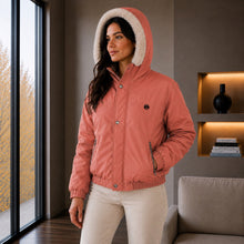 Cargar imagen en el visor de la galería, Chaqueta Corta para Mujer con Interior Ovejero Sintético y Capucha | Referencia Diamante. Canela