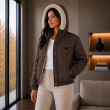 Cargar imagen en el visor de la galería, Chaqueta Corta para Mujer con Interior Ovejero Sintético y Capucha | Referencia Diamante. Chocolate