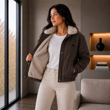 Cargar imagen en el visor de la galería, Chaqueta Corta para Mujer con Interior Ovejero Sintético y Capucha | Referencia Diamante. Chocolate