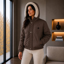 Cargar imagen en el visor de la galería, Chaqueta Corta para Mujer con Interior Ovejero Sintético y Capucha | Referencia Diamante. Chocolate