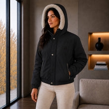 Cargar imagen en el visor de la galería, Chaqueta Corta para Mujer con Interior Ovejero Sintético y Capucha | Referencia Diamante. Negro