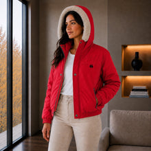 Cargar imagen en el visor de la galería, Chaqueta Corta para Mujer con Interior Ovejero Sintético y Capucha | Referencia Diamante. Rojo