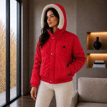 Cargar imagen en el visor de la galería, Chaqueta Corta para Mujer con Interior Ovejero Sintético y Capucha | Referencia Diamante. Rojo