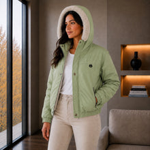 Cargar imagen en el visor de la galería, Chaqueta Corta para Mujer con Interior Ovejero Sintético y Capucha | Referencia Diamante. Verde Manzana