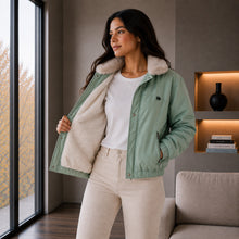 Cargar imagen en el visor de la galería, Chaqueta Corta para Mujer con Interior Ovejero Sintético y Capucha | Referencia Diamante. Verde Menta