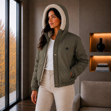 Cargar imagen en el visor de la galería, Chaqueta Corta para Mujer con Interior Ovejero Sintético y Capucha | Referencia Diamante. Verde Militar