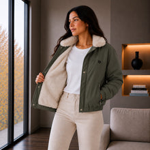 Cargar imagen en el visor de la galería, Chaqueta Corta para Mujer con Interior Ovejero Sintético y Capucha | Referencia Diamante. Verde Militar