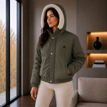 Cargar imagen en el visor de la galería, Chaqueta Corta para Mujer con Interior Ovejero Sintético y Capucha | Referencia Diamante. Verde Militar