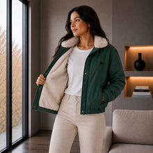 Cargar imagen en el visor de la galería, Chaqueta Corta para Mujer con Interior Ovejero Sintético y Capucha | Referencia Diamante. Verde Pino