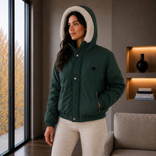 Cargar imagen en el visor de la galería, Chaqueta Corta para Mujer con Interior Ovejero Sintético y Capucha | Referencia Diamante. Verde Pino