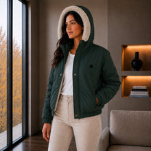 Cargar imagen en el visor de la galería, Chaqueta Corta para Mujer con Interior Ovejero Sintético y Capucha | Referencia Diamante. Verde Pino