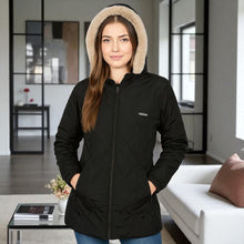 Cargar imagen en el visor de la galería, Chaqueta Impermeable para Mujer con capucha: Estilo y Seguridad en un Solo Diseño. Adhara