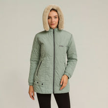 Cargar imagen en el visor de la galería, Chaqueta Impermeable para Mujer con capucha: Estilo y Seguridad en un Solo Diseño. Adhara Verde Manzana