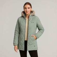 Cargar imagen en el visor de la galería, Chaqueta Impermeable para Mujer con capucha: Estilo y Seguridad en un Solo Diseño. Adhara Verde Manzana