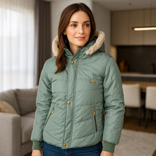 Cargar imagen en el visor de la galería, Chaqueta Impermeable para Mujer con capucha. Wendy Verde Manzana