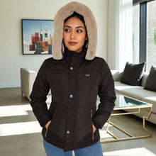 Cargar imagen en el visor de la galería, Chaqueta Impermeable para Mujer con capucha. Wendy Negro