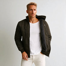 Cargar imagen en el visor de la galería, Chaqueta Impermeable para Hombre con Capucha Removible Kanu Color Verde