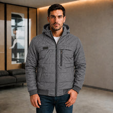 Cargar imagen en el visor de la galería, Chaqueta de Hombre en Nylon con Interior Ovejero y Capucha Removible | Referencia Sigma. Gris Oscuro