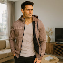 Cargar imagen en el visor de la galería, Chaqueta Impermeable para Hombre con Capucha Removible Bora Color Camel Claro