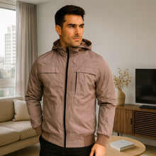 Cargar imagen en el visor de la galería, Chaqueta Impermeable para Hombre con Capucha Removible Bora Color Camel Claro