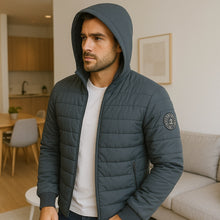 Cargar imagen en el visor de la galería, Chaqueta Impermeable para Hombre con Capucha Removible Oslo Color Verde Botella