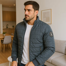 Cargar imagen en el visor de la galería, Chaqueta Impermeable para Hombre con Capucha Removible Oslo Color Verde Botella