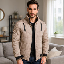 Cargar imagen en el visor de la galería, Chaqueta Impermeable para Hombre con Capucha Removible Raner Color Camel Claro