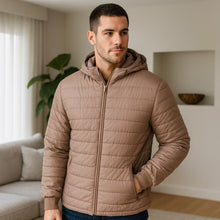 Cargar imagen en el visor de la galería, Chaqueta Impermeable para Hombre con Capucha Removible Santino Color Camel Claro