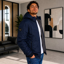 Cargar imagen en el visor de la galería, Chaqueta de Hombre en Super Nylon con Interior Ovejero y Capucha Removible | Referencia Aries. Azul Oscuro